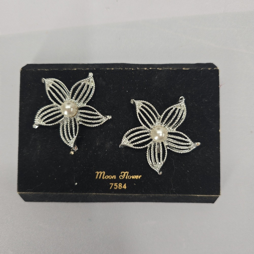 Moon Flower 7584 Vintage Silver Tone Pearl Center Floral Clip On Earrings